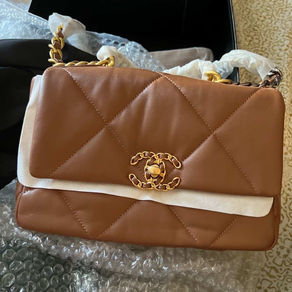 Authentic Chanel 19 Flap Bag Brown Lambskin AS1160 B04852 NB356
RM26,880